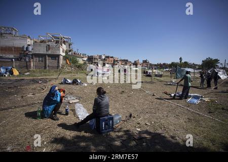 (140227) -- BUENOS AIRES, 27. Februar 2014 (Xinhua) -- Personen wohnen in einem Hotel in der Nähe des Parque Indoamericano in der Nachbarschaft Villa Lugano in Buenos Aires, Argentinien, am 27. Februar 2014. Die Stadtregierung verhandelt mit Familien, die das Land irregulär besetzen, um es ohne Zwischenfälle zu vertreiben, so die lokale Presse. (Xinhua/Martin Zabala) (jg) (ce) ARGENTINIEN-BUENOS AIRES-POOR COMMUNITY-EVICTION PUBLICATIONxNOTxINxCHN Buenos Aires Feb 27 2014 XINHUA Prominente wohnen in einem Hotel in der Nähe des Parque in der Villa Lugano Nachbarschaft in Buenos Aires Argentinien AM Februar 27 2014 The City S G Stockfoto