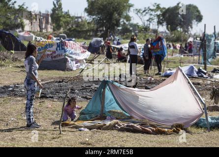 (140227) -- BUENOS AIRES, 27. Februar 2014 (Xinhua) -- Personen wohnen in einem Hotel in der Nähe des Parque Indoamericano in der Nachbarschaft Villa Lugano in Buenos Aires, Argentinien, am 27. Februar 2014. Die Stadtregierung verhandelt mit Familien, die das Land irregulär besetzen, um es ohne Zwischenfälle zu vertreiben, so die lokale Presse. (Xinhua/Martin Zabala) (jg) (ce) ARGENTINIEN-BUENOS AIRES-POOR COMMUNITY-EVICTION PUBLICATIONxNOTxINxCHN Buenos Aires Feb 27 2014 XINHUA Prominente wohnen in einem Hotel in der Nähe des Parque in der Villa Lugano Nachbarschaft in Buenos Aires Argentinien AM Februar 27 2014 The City S G Stockfoto