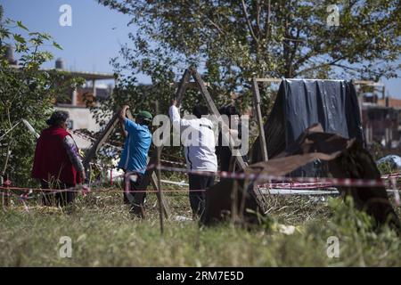 (140227) -- BUENOS AIRES, 27. Februar 2014 (Xinhua) -- Personen wohnen in einem Hotel in der Nähe des Parque Indoamericano in der Nachbarschaft Villa Lugano in Buenos Aires, Argentinien, am 27. Februar 2014. Die Stadtregierung verhandelt mit Familien, die das Land irregulär besetzen, um es ohne Zwischenfälle zu vertreiben, so die lokale Presse. (Xinhua/Martin Zabala) (jg) (ce) ARGENTINIEN-BUENOS AIRES-POOR COMMUNITY-EVICTION PUBLICATIONxNOTxINxCHN Buenos Aires Feb 27 2014 XINHUA Prominente wohnen in einem Hotel in der Nähe des Parque in der Villa Lugano Nachbarschaft in Buenos Aires Argentinien AM Februar 27 2014 The City S G Stockfoto