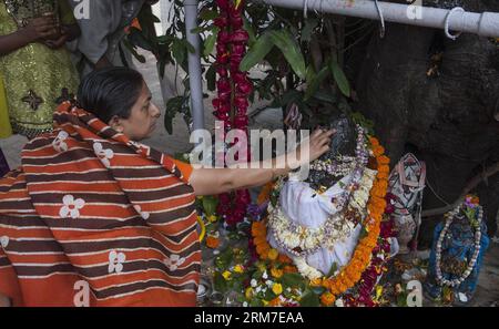 (140228) -- CALCUTTA, 28. Februar 2014 (Xinhua) -- ein indischer Hindu-Anhänger zollt einem Götzen des Herrn Shiva während des Maha Shivratri Festivals in einem Tempel in Kalkutta, der Hauptstadt des ostindischen Bundesstaates Westbengalen, am 28. Februar 2014 Tribut. Maha Shivaratri, das in die große Nacht des Herrn Shiva übersetzt werden kann, markiert die Nacht, in der er sich mit göttlichen Kräften neu erfand. Hindus feiern das Maha Shivratri Festival mit besonderen Gebeten an Lord Shiva und Fasten. (Xinhua/Tumpa Mondal) INDIA-CALCUTTA-SHIVRATRI PUBLICATIONxNOTxINxCHN Calcutta Feb 28 2014 XINHUA an indische hinduistische Devotee zollt Ido Tribut Stockfoto