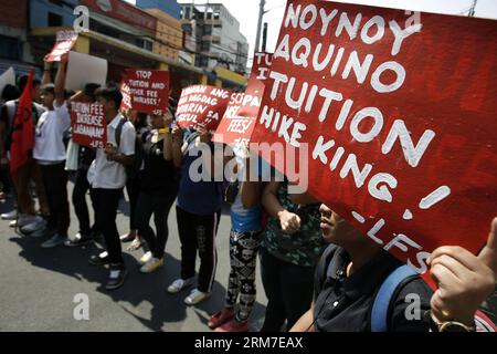 (140228) -- MANILA, 28. Februar 2014 (Xinhua) -- Studenten-Aktivisten marschieren während einer Protestkundgebung gegen eine Erhöhung der Studiengebühren in Manila, Philippinen, 28. Februar 2014. Die Schüler verurteilten die jährliche Erhöhung der Studiengebühren in mehr als 400 Schulen im ganzen Land. (Xinhua/Rouelle Umali) PHILIPPINEN-MANILA-RALLY PUBLICATIONxNOTxINxCHN MANILA Feb 28 2014 XINHUA Studenten Aktivisten marschieren während einer Protestveranstaltung gegen Studiengebühren-Erhöhungen in Manila die Philippinen Feb 28 2014 die Studenten verurteilten die jährliche Erhöhung der Studiengebühren in mehr als 400 Schulen im ganzen Land XINHUA Umali Phi Stockfoto