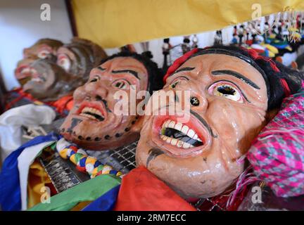 (140228) -- LHASA, 28. Februar 2014 (Xinhua) -- Foto aufgenommen am 28. Februar 2014 zeigt Masken, die in einem Cham-Tanzritual verwendet wurden, um den bevorstehenden Losar im Kloster Tsurphu im Doilungdeqen County von Lhasa, der Hauptstadt der autonomen Region Tibet im Südwesten Chinas, zu feiern. Der Cham-Tanz ist ein Ritual, das von tibetischen buddhistischen Mönchen durchgeführt wird, um böse Geister zu exorzieren. Die Tänzerinnen tragen Masken verschiedener Tiere und mythische Figuren, während sie zur Begleitung religiöser Musik auftreten. Im Tsurphu-Kloster, einer Hauptbasis der Kagyu-Schule im tibetischen Buddhismus, wird der Cham-Tanz in der Regel zwei Tage ahea gespielt Stockfoto