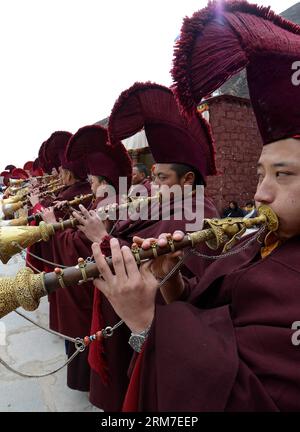 (140228) -- LHASA, 28. Februar 2014 (Xinhua) -- Mitglieder einer tibetisch-buddhistischen Band treten während eines Cham-Tanzrituals auf, um den bevorstehenden Losar im Kloster Tsurphu im Doilungdeqen County von Lhasa, der Hauptstadt der autonomen Region Tibet im Südwesten Chinas, am 28. Februar 2014 zu feiern. Der Cham-Tanz ist ein Ritual, das von tibetischen buddhistischen Mönchen durchgeführt wird, um böse Geister zu exorzieren. Die Tänzerinnen tragen Masken verschiedener Tiere und mythische Figuren, während sie zur Begleitung religiöser Musik auftreten. Im Tsurphu-Kloster, einer Hauptbasis der Kagyu-Schule im tibetischen Buddhismus, wird normalerweise der Cham-Tanz aufgeführt Stockfoto