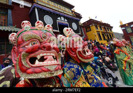 (140228) -- LHASA, 28. Februar 2014 (Xinhua) -- maskierte tibetische buddhistische Mönche treten während eines Cham-Tanzrituals auf, um den bevorstehenden Losar im Kloster Tsurphu im Doilungdeqen County von Lhasa, der Hauptstadt der autonomen Region Tibet im Südwesten Chinas, am 28. Februar 2014 zu feiern. Der Cham-Tanz ist ein Ritual, das von tibetischen buddhistischen Mönchen durchgeführt wird, um böse Geister zu exorzieren. Die Tänzerinnen tragen Masken verschiedener Tiere und mythische Figuren, während sie zur Begleitung religiöser Musik auftreten. Im Tsurphu-Kloster, einer Hauptbasis der Kagyu-Schule im tibetischen Buddhismus, wird der Cham-Tanz normalerweise tw Stockfoto