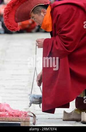 (140228) -- LHASA, 28. Februar 2014 (Xinhua) -- Ein tibetischer buddhistischer Mönch bietet den Gottheiten während eines Cham-Tanzrituals Weihrauch an, das anlässlich des bevorstehenden Losar im Kloster Tsurphu im Doilungdeqen County von Lhasa, der Hauptstadt der autonomen Region Tibet im Südwesten Chinas, am 28. Februar 2014 abgehalten wird. Der Cham-Tanz ist ein Ritual, das von tibetischen buddhistischen Mönchen durchgeführt wird, um böse Geister zu exorzieren. Die Tänzerinnen tragen Masken verschiedener Tiere und mythische Figuren, während sie zur Begleitung religiöser Musik auftreten. Im Tsurphu-Kloster, einer Hauptbasis der Kagyu-Schule im tibetischen Buddhismus, ist der Cham-Tanz normalerweise Stockfoto