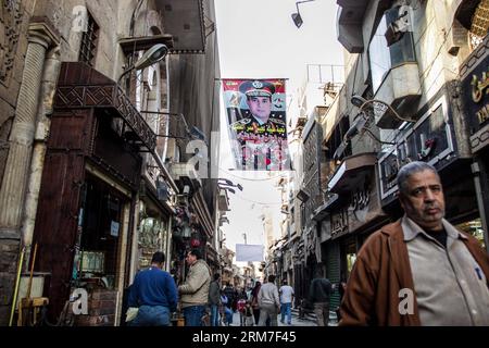 (140301) -- KAIRO, 1. März 2014 (Xinhua) -- Ägypter kommen am 1. März 2014 an einem hängenden Banner des Feldes marschall Abdel-Fattah al-Sisi im Khan-Al Khalili-Viertel in Alt-Kairo, Ägypten vorbei. Amr Moussa, der Vorsitzende des 50-köpfigen Verfassungsentwurfs, sagte, dass der feldmarschall Abdel-Fattah al-Sisi sein Präsidentenangebot in wenigen Tagen verkünden werde, so die staatliche Zeitung Al-Ahram am Freitag. (Xinhua/Amru Salahuddien) ÄGYPTEN-KAIRO-PRÄSIDENTSCHAFTSWAHL-AL-SISI PUBLICATIONxNOTxINxCHN Kairo 1. März 2014 XINHUA Ägypter-Pass durch ein hängendes Banner des Feldmarschall ABde Stockfoto