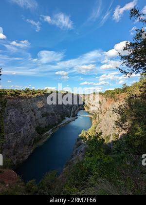 Der alte Kalksteinbruch, Big America (Velka Amerika) in der Nähe von Prag, Tschechien. Velka Amerika (Big America, Czech Grand Canyon) ist ein verlassener Kalksteinbruch Stockfoto