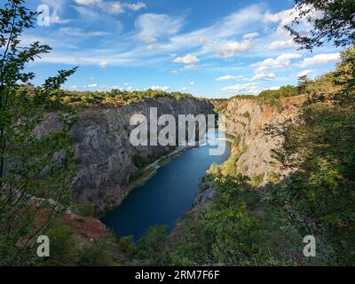 Der alte Kalksteinbruch, Big America (Velka Amerika) in der Nähe von Prag, Tschechien. Velka Amerika (Big America, Czech Grand Canyon) ist ein verlassener Kalksteinbruch Stockfoto