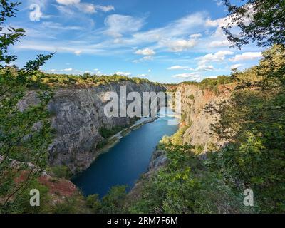 Der alte Kalksteinbruch, Big America (Velka Amerika) in der Nähe von Prag, Tschechien. Velka Amerika (Big America, Czech Grand Canyon) ist ein verlassener Kalksteinbruch Stockfoto