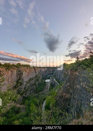 Der alte Kalksteinbruch, Big America (Velka Amerika) in der Nähe von Prag, Tschechien. Velka Amerika (Big America, Czech Grand Canyon) ist ein verlassener Kalksteinbruch Stockfoto
