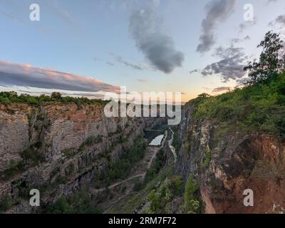 Der alte Kalksteinbruch, Big America (Velka Amerika) in der Nähe von Prag, Tschechien. Velka Amerika (Big America, Czech Grand Canyon) ist ein verlassener Kalksteinbruch Stockfoto