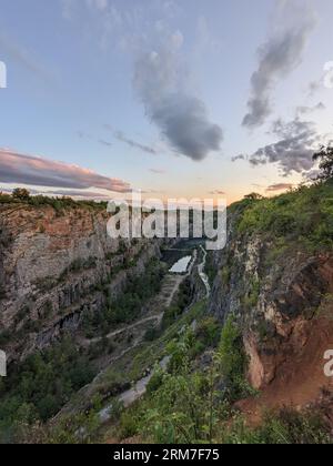Der alte Kalksteinbruch, Big America (Velka Amerika) in der Nähe von Prag, Tschechien. Velka Amerika (Big America, Czech Grand Canyon) ist ein verlassener Kalksteinbruch Stockfoto