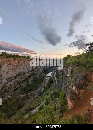 Der alte Kalksteinbruch, Big America (Velka Amerika) in der Nähe von Prag, Tschechien. Velka Amerika (Big America, Czech Grand Canyon) ist ein verlassener Kalksteinbruch Stockfoto