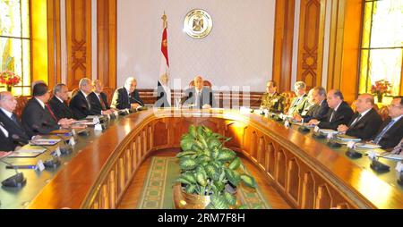(140301) -- KAIRO, 1. März 2014 (Xinhua) -- Bild veröffentlicht von der Middle East News Agency (MENA) zeigt Ägyptens Interimspräsident Adli Mansour (C) führt am 1. März 2014 ein Treffen mit den neu ernannten Kabinettsmitgliedern im Präsidentenpalast in Kairo, Ägypten. Die ägyptische Übergangsregierung unter der Leitung des neu ernannten Premierministers Ibrahim Mahlab wurde am Samstag vereidigt, und der Militärchef Abdel-Fattah al-Sisi blieb im Amt, wie der Verteidigungsminister berichtete, das staatliche Fernsehen Nile. (Xinhua/MENA) ÄGYPTEN-KAIRO-INTERIMSREGIERUNG-KABINETT-VEREIDIGT IN PUBLICATIONxNOTxINxCHN Kairo 1. März 2014 Stockfoto