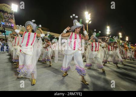 RIO DE JANEIRO, 1. März 2014 -- Nachtschwärmer der Samba-Schule Alegria de Zona Sul nehmen am Samba prade des Karnevals im Sambadrome in Rio de Janeiro, Brasilien, am 1. März 2014 Teil. (Xinhua/Xu Zijian) BRASILIEN-RIO DE JANEIRO-KARNEVAL-SAMBA PARADE PUBLICATIONxNOTxINxCHN Rio DE Janeiro 1. März 2014 Revelle von der Alegria de Zona Sul Samba Schule Nehmen Sie AM Samba PRADE of Carnival AM 1. März 2014 in Rio de Janeiro Brasilien Teil XINHUA XU Zijian Brasilien Rio de Janeiro Carnival Samba Parade PUxBLN Stockfoto