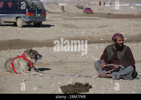 (140302) -- GHAZNI, 2. März 2014 (Xinhua) -- ein afghanischer Mann hält seinen Hund in der Nähe des Ortes der Hundekämpfe in der Provinz Ghazni, Afghanistan, 2. März, 2014.(Xinhua/Rahmat)(zhf) AFGHANISTAN-GHAZNI-DOG FIGHTING PUBLICATIONxNOTxINxCHN GHAZNI 2. März 2014 XINHUA to Afghan man Halls Hour Hour Near the Site of Dog Fighting in Ghazni Province Afghanistan 2. März 2014 XINHUA Rahmat Afghanistan Ghazni Dog Fighting PUBLICATIONxNOTxINxCHN Stockfoto