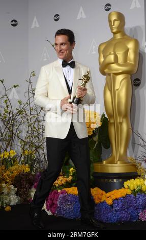 LOS ANGELES, 2. März 2014 (Xinhua) - Schauspieler Matthew McConaughey posiert, nachdem er am 2. März 2014 den besten Schauspieler in einer Hauptrolle für den Dallas Buyers Club während der Oscars im Dolby Theater in Los Angeles, USA, gewonnen hat. (Xinhua/Yang Lei) (ctt) US-LOS ANGELES-OSCARS-AWARDS PUBLICATIONxNOTxINxCHN Los Angeles 2. März 2014 XINHUA-Schauspieler Matthew McConaughey posiert, nachdem er den besten Schauspieler in einer führenden Rolle für den Dallas Buyers Club während der Oscars IM Dolby Theatre in LOS Angeles, USA, AM 2. März 2014 XINHUA US Yang Lei CTT gewonnen hat los Angeles Oscars Awards PUBLICATIONxN Stockfoto