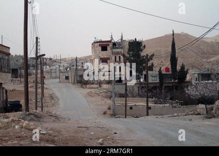 (140303) -- DAMASKUS, 3. März 2014 (Xinhua) -- Foto aufgenommen am 3. März 2014 zeigt eine Straßenansicht von Sahel-Stadt im Norden von Yabroud-Stadt auf dem Land von Damaskus, Syrien. Die syrischen Streitkräfte haben die Kontrolle über die Stadt Sahel und die Rima-Obstgärten in der Umgebung von Yabroud, einer wichtigen Rebellenfestung nördlich von Damaskus, zurückerobert. wo die syrischen Truppen eine Großoffensive zur Rückeroberung des Gebiets gestartet haben, das als wichtig erachtet wird, um den Zustrom von Rebellen und Waffen aus dem Libanon nach Syrien und umgekehrt abzuhalten. (Xinhua/Bassem Tellawi) SYRIEN-DAMASKUS-YABROUD STADT-TRUPPEN-RÜCKEROBERUNG PUBLICATIONxNO Stockfoto