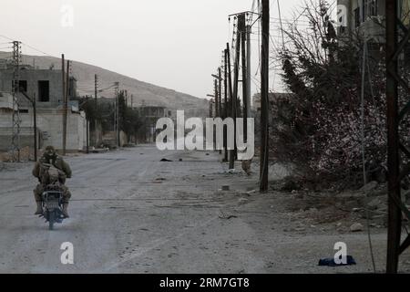 (140303) -- DAMASKUS, 3. März 2014 (Xinhua) -- Foto aufgenommen am 3. März 2014 zeigt eine Straßenansicht von Sahel-Stadt im Norden von Yabroud-Stadt auf dem Land von Damaskus, Syrien. Die syrischen Streitkräfte haben die Kontrolle über die Stadt Sahel und die Rima-Obstgärten in der Umgebung von Yabroud, einer wichtigen Rebellenfestung nördlich von Damaskus, zurückerobert. wo die syrischen Truppen eine Großoffensive zur Rückeroberung des Gebiets gestartet haben, das als wichtig erachtet wird, um den Zustrom von Rebellen und Waffen aus dem Libanon nach Syrien und umgekehrt abzuhalten. (Xinhua/Bassem Tellawi) SYRIEN-DAMASKUS-YABROUD STADT-TRUPPEN-RÜCKEROBERUNG PUBLICATIONxNO Stockfoto