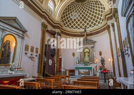 Die Kirche San Rocco, auch bekannt als Madonna del Carmine, befindet sich in Scanno. Sie wird auch Madonna del Carmine genannt, da sie seit 1784 b hat Stockfoto