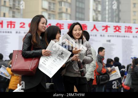 (140304) -- HANGZHOU, (Xinhua) -- Arbeitssuchende besuchen eine Jobmesse im Hangzhou Peace International Convention and Exhibition Center in Hangzhou, Hauptstadt der ostchinesischen Provinz Zhejiang, 4. März 2014. 2014 fand hier am Dienstag eine Jobmesse in Hangzhou statt, die mehr als 20.000 Stellen für Kandidaten bot. (Xinhua/Ju Huanzong) (cjq) CHINA-HANGZHOU-JOB FAIR (CN) PUBLICATIONxNOTxINxCHN Hangzhou XINHUA Jobsuchende besuchen einen Job Fair Hero IM Hangzhou Peace International Convention and Exhibition Center in Hangzhou Hauptstadt der ostchinesischen Provinz S Zhejiang 4. März 2014 2014 Hangzhou Spring Job Fai Stockfoto