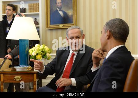 WASHINGTON, 3. März 2014 (Xinhua) -- der israelische Premierminister Benjamin Netanyahu (L) trifft sich am 3. März 2014 mit US-Präsident Barack Obama im Weißen Haus in Washington, USA. Israel muss einige harte Entscheidungen treffen, um in den Friedensgesprächen mit den Palästinensern voranzukommen, sagte US-Präsident Barack Obama am Montag dem israelischen Premierminister Benjamin Netanjahu. Der Zeitplan, den wir für den Abschluss dieser Verhandlungen festgelegt haben, nähert sich dem nähern, und einige harte Entscheidungen müssen getroffen werden, sagte Obama vor einem bilateralen Treffen mit Netanjahu im Weißen Haus. (Xin Stockfoto