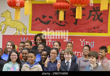 US-First Lady Michelle Obama posiert für Fotos mit Schülern an der Yu Ying Public Charter School, einer Grundschule mit chinesischem Eintauchen, bevor sie am 4. März 2014 nach China reist, in Washington D.C., USA. Die First Lady wird später im März China besuchen. (Xinhua/Yin Bogu) US-WASHINGTON-FIRST LADY-CHINESE SCHOOL PUBLICATIONxNOTxINxCHN US First Lady Michelle Obama posiert für Fotos mit Schülern AN DER Yu Ying Public Charter School, einer Chinese Always International Elementary School, bevor sie AM 4. März nach China in Washington D C in den USA reist Stockfoto