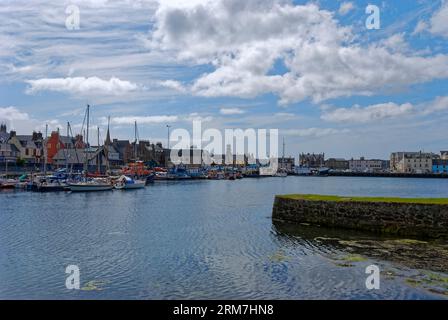 Der Hafen von Stornoway auf der Isle of Lewis in den Inneren Hebriden an einem sonnigen Morgen im Juni mit weißen Wolken in einem blauen Himmel. Stockfoto