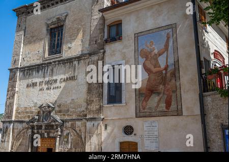 Die Kirche San Rocco, auch bekannt als Madonna del Carmine, befindet sich in Scanno. Sie wird auch Madonna del Carmine genannt, da sie seit 1784 b hat Stockfoto