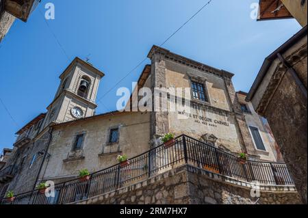 Die Kirche San Rocco, auch bekannt als Madonna del Carmine, befindet sich in Scanno. Sie wird auch Madonna del Carmine genannt, da sie seit 1784 b hat Stockfoto