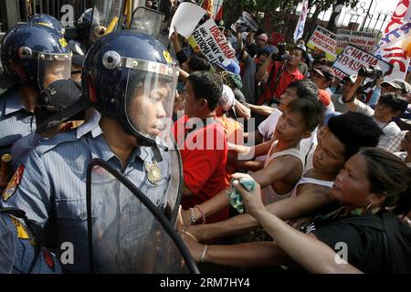 (140305) -- QUEZON CITY, 5. März 2014 (Xinhua) -- Bauern treffen mit Polizisten während einer Protestkundgebung am Tor des philippinischen Repräsentantenhauses in Quezon City, Philippinen, 5. März 2014. Die Aktivisten verurteilten die vorgeschlagenen Änderungen in der philippinischen Verfassung durch die Änderung der Charta im philippinischen Kongress und forderten die Verabschiedung des Genuine Agrarian Reform Bill, das landlosen Bauern zugute kommen würde. (Xinhua/Rouelle Umali) PHILIPPINEN-QUEZON CITY-CONGRESS-RALLY PUBLICATIONxNOTxINxCHN Quezon City 5. März 2014 XINHUA Farmers Clash with Policies during a Prot Stockfoto