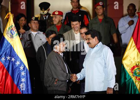 Der venezolanische Präsident Nicolas Maduro (Front R) gibt seinem bolivianischen Amtskollegen Evo Morales bei seinem Treffen in Caracas, Venezuela, am 5. März 2014 die Hand. (Xinhua/Prensa Presidencial/AVN) (da) VENEZUELA-BOLIVIA-PRESIDENTS-MEETING PUBLICATIONxNOTxINxCHN venezolanischer Präsident Nicolas Maduro Front r reißt bei ihrem Treffen in Caracas Venezuela am 5. März 2014 in XINHUA PRENSA dort Venezuela Bolivia Presidents Meeting PUNOBLICTINxCHNxN die Hände Stockfoto