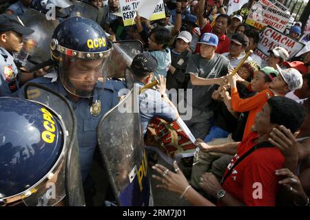 (140305) -- QUEZON CITY, 5. März 2014 (Xinhua) -- Bauern treffen mit Polizisten während einer Protestkundgebung am Tor des philippinischen Repräsentantenhauses in Quezon City, Philippinen, 5. März 2014. Die Aktivisten verurteilten die vorgeschlagenen Änderungen in der philippinischen Verfassung durch die Änderung der Charta im philippinischen Kongress und forderten die Verabschiedung des Genuine Agrarian Reform Bill, das landlosen Bauern zugute kommen würde. (Xinhua/Rouelle Umali) PHILIPPINEN-QUEZON CITY-CONGRESS-RALLY PUBLICATIONxNOTxINxCHN Quezon City 5. März 2014 XINHUA Farmers Clash with Policies during a Prot Stockfoto