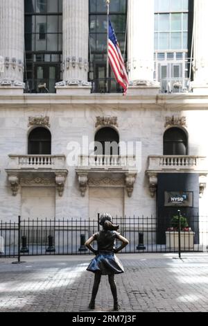 Blick auf das Fearless Girl, eine Bronzeskulptur auf der Broad Street gegenüber dem New York Stock Exchange Building in Manhattan, New York City. Stockfoto