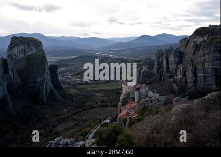 Das Foto vom 5. März 2014 zeigt die Meteora-Klöster, etwa 350 Kilometer nordwestlich von Athen, der Hauptstadt Griechenlands. Meteora bedeutet auf Griechisch Schwedisch in der Luft. In einer Region mit fast unzugänglichen Sandsteingipfeln siedeln sich Mönche ab dem 11. Jahrhundert an diesen Himmelssäulen an. 24 dieser Klöster wurden trotz unglaublicher Schwierigkeiten zur Zeit der großen Wiederbelebung des eremitischen Ideals im 15. Jahrhundert errichtet. Ihre Fresken aus dem 16. Jahrhundert sind ein wichtiger Schritt in der Entwicklung der postbyzantinischen Malerei. Heute gibt es sechs Klöster, darunter zwei Nunneri Stockfoto