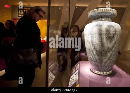 Visitors watch a vase of Qing Dynasty (1644-1911) from the Palace Museum of China during the media day of the Exhibition The Forbidden City: Inside the Court of China s Emperors at the Royal Ontario Museum in Toronto, Canada, March 5, 2014. This six-month exhibition brings to Canada for the first time about 250 treasures of the Palace Museum of China that were part of Chinese imperial life, and also provides an opportunity for Canadians to learn about China s long and fascinating history and traditional culture. (Xinhua/Zou Zheng) CANADA-TORONTO-EXHIBITION-CHINA-FORBIDDEN CITY PUBLICATIONxNOTx Stock Photo