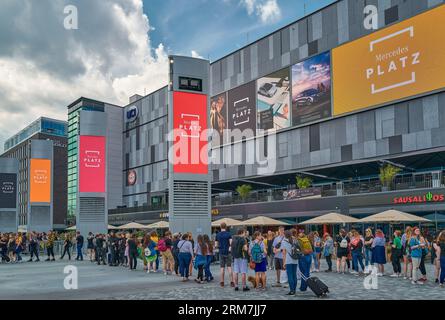 Berlin, Deutschland - 1. August 2019: Eine Menschenmenge von Yoyngs auf dem Mercedes-Platz Stockfoto