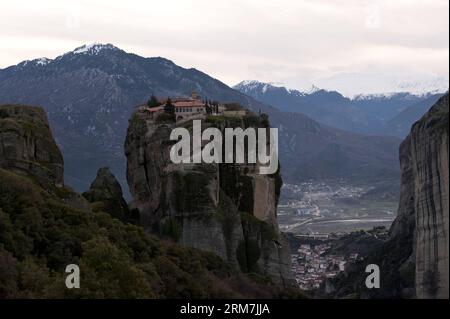 Das Foto vom 5. März 2014 zeigt die Meteora-Klöster, etwa 350 Kilometer nordwestlich von Athen, der Hauptstadt Griechenlands. Meteora bedeutet auf Griechisch Schwedisch in der Luft. In einer Region mit fast unzugänglichen Sandsteingipfeln siedeln sich Mönche ab dem 11. Jahrhundert an diesen Himmelssäulen an. 24 dieser Klöster wurden trotz unglaublicher Schwierigkeiten zur Zeit der großen Wiederbelebung des eremitischen Ideals im 15. Jahrhundert errichtet. Ihre Fresken aus dem 16. Jahrhundert sind ein wichtiger Schritt in der Entwicklung der postbyzantinischen Malerei. Heute gibt es sechs Klöster, darunter zwei Nunneri Stockfoto