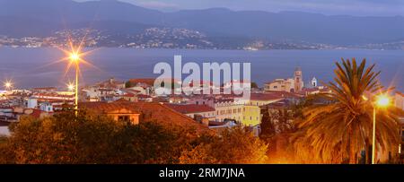 Die nächtliche Luftaufnahme der Altstadt von Ajaccio auf der Insel Korsika . Stockfoto