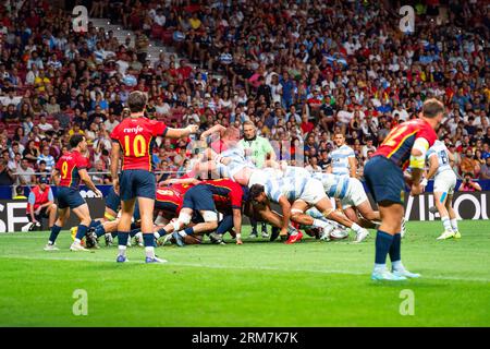 Madrid, Madrid, Spanien. 26. August 2023. Ein Scrum zwischen den Nationalmannschaften Spaniens und Argentiniens (los Pumas) während des Rugbyspiels im Estadio Civitas Metropolitano am 26. August 2023 in Madrid (Credit Image: © Alberto Gardin/ZUMA Press Wire) NUR REDAKTIONELLE VERWENDUNG! Nicht für kommerzielle ZWECKE! Quelle: ZUMA Press, Inc./Alamy Live News Stockfoto