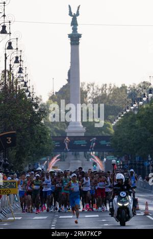 Budapest, Ungarn. 27. August 2023. Athleten treten beim Männer-Marathon bei den Leichtathletik-Weltmeisterschaften in Budapest, Ungarn, am 27. August 2023 an. Quelle: Attila Volgyi/Xinhua/Alamy Live News Stockfoto