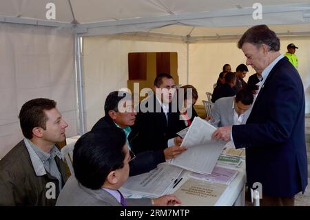 (140310) -- BOGOTA, (Xinhua) -- Image provided by Colombia s Presidency shows Colombian President Juan Manuel Santos (1st R) arrives to cast his vote during the parliamentary elections in Bogota, capital of Colombia, on March 9, 2014. (Xinhua/Colombia s Presidency) (vf) (ce) COLOMBIA-BOGOTA-POLITICS-ELECTIONS PUBLICATIONxNOTxINxCHN   Bogota XINHUA Image provided by Colombia S Presidency Shows Colombian President Juan Manuel Santos 1st r arrives to Cast His VOTE during The Parliamentary Elections in Bogota Capital of Colombia ON March 9 2014 XINHUA Colombia S Presidency VF CE Colombia Bogota PO Stock Photo