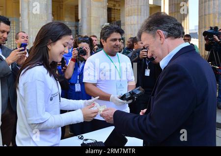 (140310) -- BOGOTA, (Xinhua) -- das Bild der kolumbianischen Präsidentschaft zeigt, wie der kolumbianische Präsident Juan Manuel Santos (R) seine Identität vorlegt, seine Stimme bei den Parlamentswahlen in Bogota, der Hauptstadt Kolumbiens, am 9. März 2014 abzugeben. (Xinhua/Kolumbiens Vorsitz) (vf) (ce) KOLUMBIEN-BOGOTA-POLITICS-ELECTIONS PUBLICATIONxNOTxINxCHN Bogota XINHUA Bild von Kolumbien S Presidency zeigt kolumbianischen Präsidenten Juan Manuel Santos r stellt seine Identifizierung vor, um seine STIMME bei den Parlamentswahlen in Bogota, Hauptstadt von Kolumbien, AM 9. März 2014 XINHUA, vorzustellen S Presidency Stockfoto