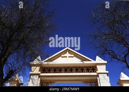 (140310) -- MARKAM COUNTY, 10. März 2014 (Xinhua) -- Foto vom 9. März 2014 zeigt den oberen Teil des Eingangstors der katholischen Kirche von Yanjing in der Ortschaft Naxi Ethnic Group des Markam County unter der Präfektur Chamdo, der autonomen Region Tibet im Südwesten Chinas. Die 1865 gegründete katholische Kirche Yanjing (wörtlich Salzbrunnen) ist die einzige katholische Kirche, die in der Region noch in Gebrauch ist. Seine Architektur hat ein tibetisches Außendesign kombiniert mit einem gotischen im Inneren. Die Kirche hat einen Priester und zwei Schwestern und hält neben wöchentlichen Gottesdiensten an Weihnachten und Ostern Messen ab Stockfoto