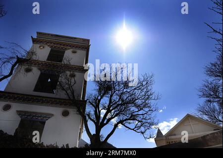 (140310) -- MARKAM COUNTY, 10. März 2014 (Xinhua) -- Foto aufgenommen am 9. März 2014 zeigt die katholische Kirche von Yanjing in der Gemeinde Naxi Ethnic Group des Markam County unter der Präfektur Chamdo, der autonomen Region Tibet im Südwesten Chinas. Die 1865 gegründete katholische Kirche Yanjing (wörtlich Salzbrunnen) ist die einzige katholische Kirche, die in der Region noch in Gebrauch ist. Seine Architektur hat ein tibetisches Außendesign kombiniert mit einem gotischen im Inneren. Die Kirche hat einen Priester und zwei Schwestern und hält Messen an Weihnachten und Ostern sowie wöchentliche Gottesdienste in tibetischer Sprache für seine 559 Stockfoto