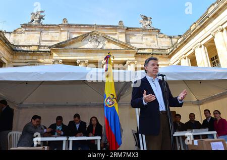 (140310) -- BOGOTA, (Xinhua) -- Bild der kolumbianischen Präsidentschaft zeigt, dass der kolumbianische Präsident Juan Manuel Santos (R) eine Rede hält, nachdem er bei den Parlamentswahlen in Bogota, der Hauptstadt Kolumbiens, am 9. März 2014 seine Stimme abgegeben hat. (Xinhua/Kolumbiens Vorsitz) (vf) (ce) KOLUMBIEN-BOGOTA-POLITICS-ELECTIONS PUBLICATIONxNOTxINxCHN Bogota XINHUA Bild von Kolumbien S Presidency zeigt, dass der kolumbianische Präsident Juan Manuel Santos r nach seiner ABSTIMMUNG bei den Parlamentswahlen in der kolumbianischen Hauptstadt Bogota AM 9. März 2014 eine Rede hält XINHUA Colombia Co VF CE Presidency Stockfoto