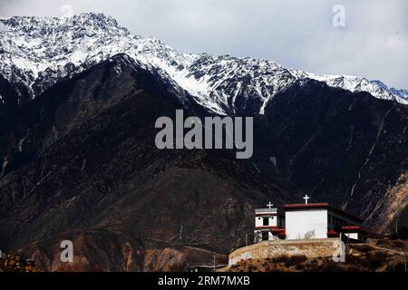 (140310) -- MARKAM COUNTY, 10. März 2014 (Xinhua) -- Foto aufgenommen am 9. März 2014 zeigt die katholische Kirche von Yanjing in der Gemeinde Naxi Ethnic Group des Markam County unter der Präfektur Chamdo, der autonomen Region Tibet im Südwesten Chinas. Die 1865 gegründete katholische Kirche Yanjing (wörtlich Salzbrunnen) ist die einzige katholische Kirche, die in der Region noch in Gebrauch ist. Seine Architektur hat ein tibetisches Außendesign kombiniert mit einem gotischen im Inneren. Die Kirche hat einen Priester und zwei Schwestern und hält Messen an Weihnachten und Ostern sowie wöchentliche Gottesdienste in tibetischer Sprache für seine 559 Stockfoto