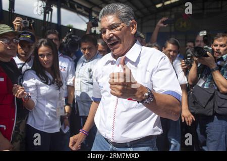 (140309) -- SAN SALVADOR, 9. März 2014 (Xinhua) -- Präsidentschaftskandidat der Nationalist Republican Alliance Norman Quijano (C) reagiert nach seiner Wahl während des Abflusses der Präsidentschaftswahlen in San Salvador, der Hauptstadt von El Salvador, am 9. März 2014. (Xinhua/Luis Echeverria) (vf) (ce) EL SALVADOR-SAN SALVADOR-POLITICS-ELECTIONS PUBLICATIONxNOTxINxCHN San Salvador 9. März 2014 XINHUA Präsidentschaftskandidat der Nationalistischen Republikanischen Allianz Norman Quijano C reagiert, nachdem er seine Wahl während der PRÄSIDENTSCHAFTSWAHL in der Hauptstadt von El Salvador AM März abgestürzt hat Stockfoto