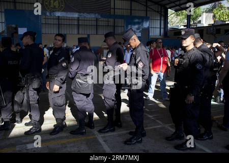 (140309) -- SAN SALVADOR, 9. März 2014 (Xinhua) -- Polizisten warten auf ihre Stimme während der Stichwahl der Präsidentschaftswahlen in San Salvador, der Hauptstadt von El Salvador, am 9. März 2014. (Xinhua/Luis Echeverria) (vf) (ce) EL SALVADOR-SAN SALVADOR-POLITICS-ELECTIONS PUBLICATIONxNOTxINxCHN San Salvador 9. März 2014 XINHUA Polizisten warten auf ihre Stimmen während der PRÄSIDENTSCHAFTSWAHLEN in der Hauptstadt von San Salvador AM 9. März 2014 XINHUA Luis EchichnoVxSalvador El-Wahlen Salvador Stockfoto