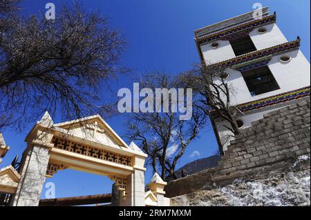 (140310) -- MARKAM COUNTY, 10. März 2014 (Xinhua) -- Foto aufgenommen am 9. März 2014 zeigt die katholische Kirche von Yanjing in der Gemeinde Naxi Ethnic Group des Markam County unter der Präfektur Chamdo, der autonomen Region Tibet im Südwesten Chinas. Die 1865 gegründete katholische Kirche Yanjing (wörtlich Salzbrunnen) ist die einzige katholische Kirche, die in der Region noch in Gebrauch ist. Seine Architektur hat ein tibetisches Außendesign kombiniert mit einem gotischen im Inneren. Die Kirche hat einen Priester und zwei Schwestern und hält Messen an Weihnachten und Ostern sowie wöchentliche Gottesdienste in tibetischer Sprache für seine 559 Stockfoto